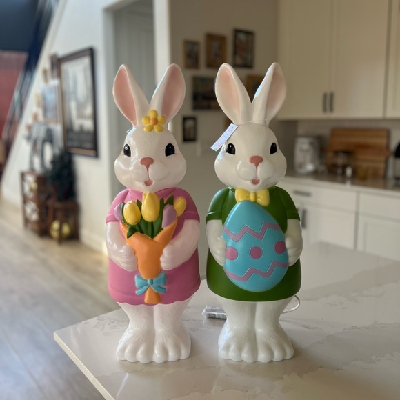 Cracker Barrel Easter Bunnies Blow Mold Set Of Two NWT - Picture 1 of 6